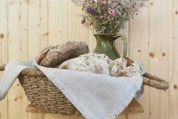 بنسيون O Violas   Art Coffee & Guesthouse