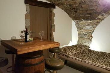 پانسیون Wine Cellar Room