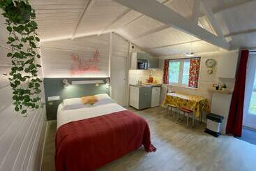 تختخواب و صبحانه Le Cabanon De Chessy