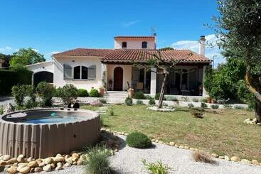 Bed and Breakfast Les Coronilles