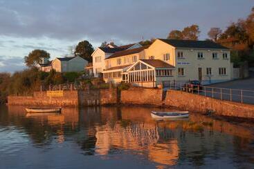 تختخواب و صبحانه Ferry House Inn