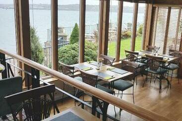 تختخواب و صبحانه Ferry House Inn