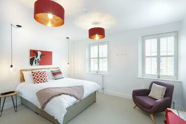 بنسيون Hues   Castle Cary