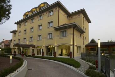 酒店 Virginia Palace