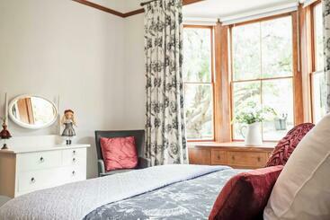 تختخواب و صبحانه Pepper Tree Villa