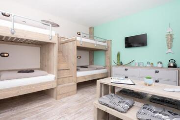 פנסיון Beach House 9