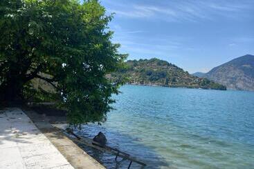 L Oleandro Sul Lago D Iseo B&b