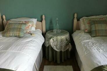 تختخواب و صبحانه Ballyginniff Farm House
