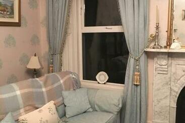 تختخواب و صبحانه Ballyginniff Farm House