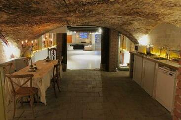 تختخواب و صبحانه Top Notch Apartment Along Canal In Historic Centre