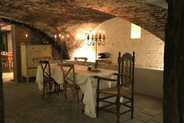تختخواب و صبحانه Top Notch Apartment Along Canal In Historic Centre