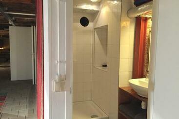 تختخواب و صبحانه Top Notch Apartment Along Canal In Historic Centre