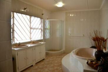 پانسیون Azrielle Guesthouse