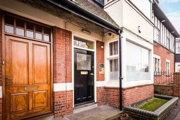 تختخواب و صبحانه 1 Riverside Apartments