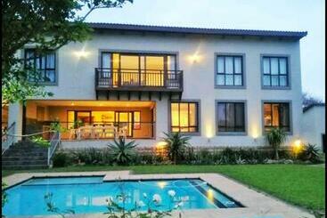 פנסיון Mahogany Villa Guesthouse   Solar