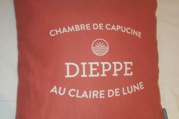 تختخواب و صبحانه Au Claire De Lune