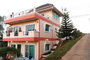 بنسيون บ้านแสงเพ็ญ By แช่มช้อย