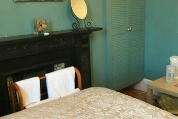 تختخواب و صبحانه The Townhouse B And B