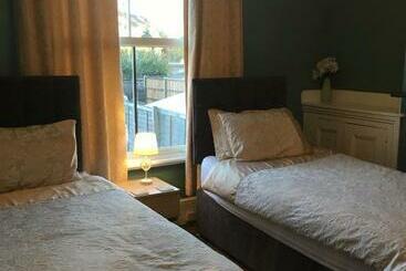 تختخواب و صبحانه The Townhouse B And B