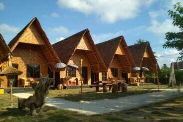 Madu Tiga Beach And Resort