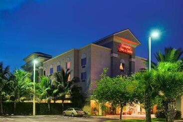 Отель Hampton Inn & Suites Wellington