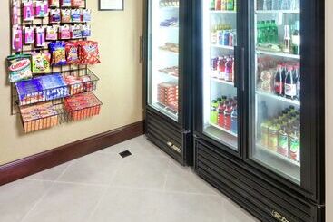 בית מלון כפרי Hilton Garden Inn Fontana