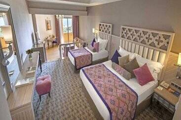 Курорт Royal Alhambra Palace