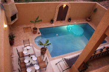 هاستل Chernaki Surf Experience