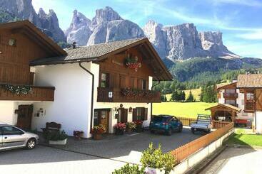 ペンション Apartments Fiordalisi