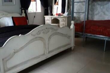 The White Dove Bed And Breakfast With Glamping Newark Showground