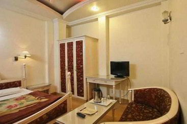 ホテル Mandakini Kanpur