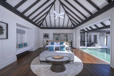 Отель Naladhu Private Island Maldives