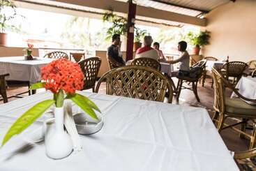 Hotel Shikara Beach Resort