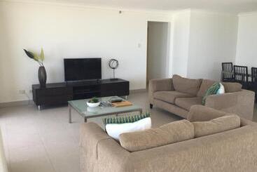 هتل Surfers Aquarius On The Beach