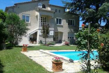 تختخواب و صبحانه Domaine De Lazuel