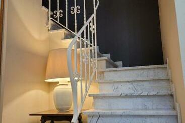 تختخواب و صبحانه Cosy Rooms Party Villa