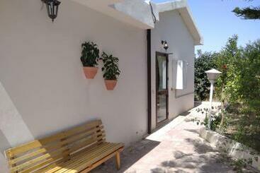 تختخواب و صبحانه Capinera