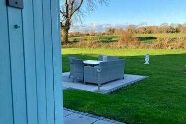 تختخواب و صبحانه The Willowford