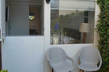 Пансион Behind The Beach