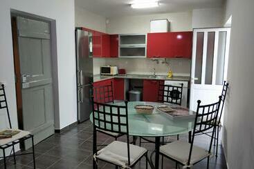 پانسیون Sleep & Go Faro Airport Guest House