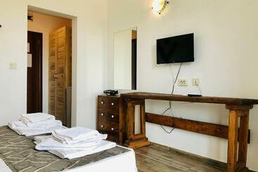 هتل Villa Adrian