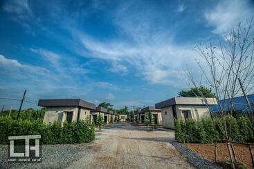 פנסיון The Loft House Sakaeo