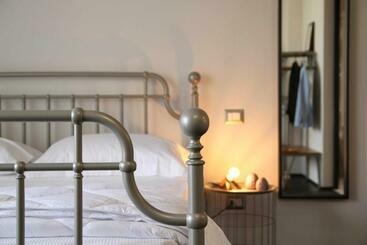 פנסיון Loraia Design Rooms