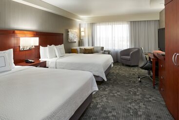 Отель Courtyard By Marriott Kingston Highway 401