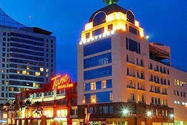 Courtyard Hotel @ 1borneo