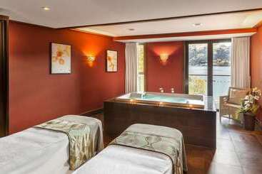 هتل Hilton Queenstown Resort & Spa