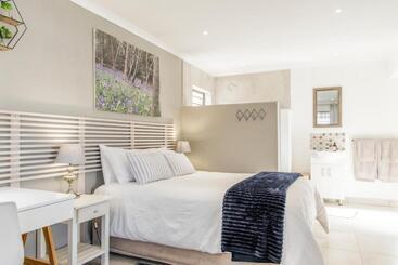 تختخواب و صبحانه Three Small Trees