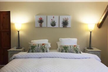 בית מלון כפרי Wild Hare Cottages