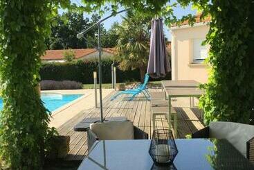 تختخواب و صبحانه La Chambre Des Amis