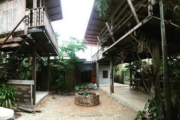 호텔 Baan Mali Lampang Homestay